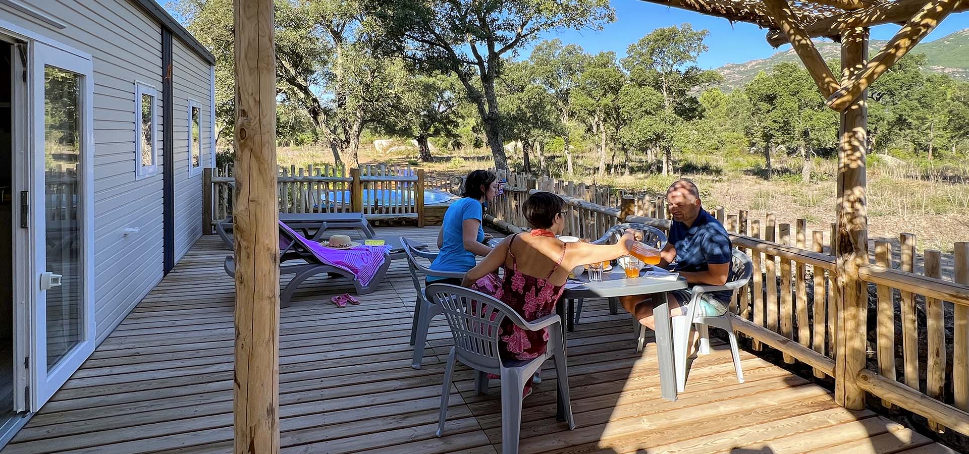 Camping porto vecchio bungalow 600 terrasse petit dejeuner famille